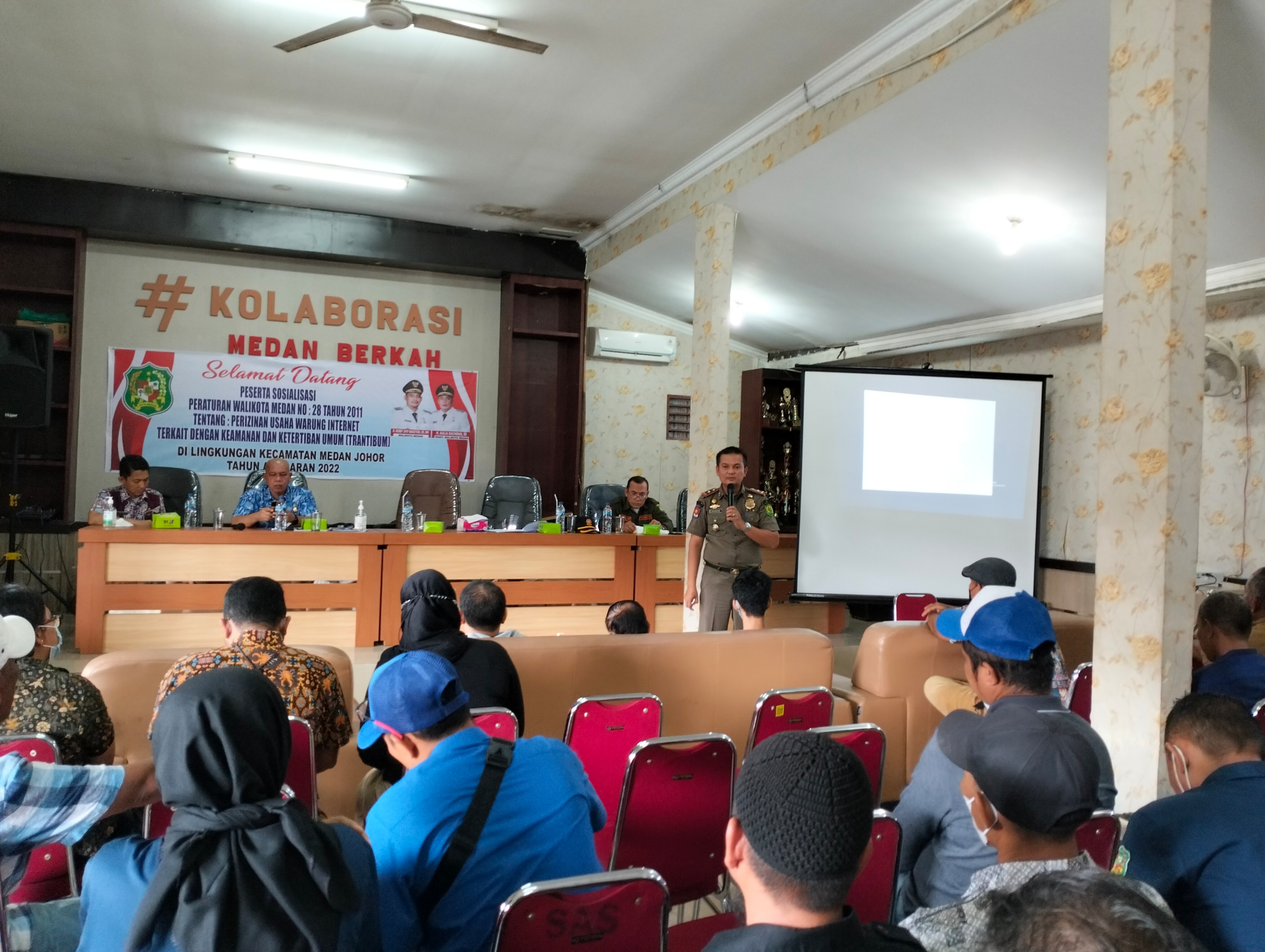  Rapat Acara Sosialisasi Tentang Perizinan Usaha Warung Internet di Kecamatan Medan Johor 